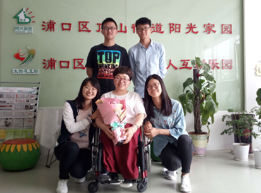 支部党员与朱军林女士合影.jpg